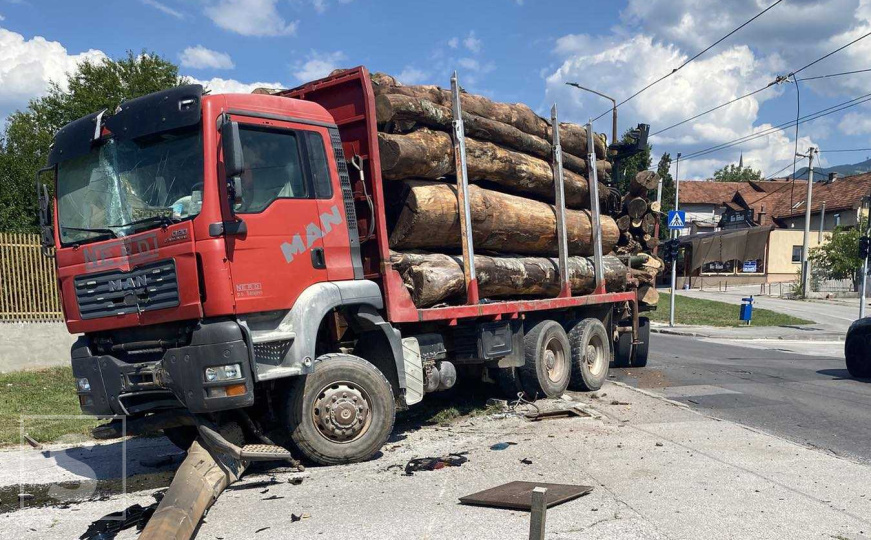 Nesreća u Sarajevu: Kamion pun balvana udario u stub kod Suda BiH