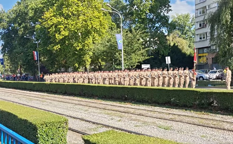 Trenutak na mimohodu koji nisu zabilježile kamere: Vojnici urlali: "Je*e se nami!"