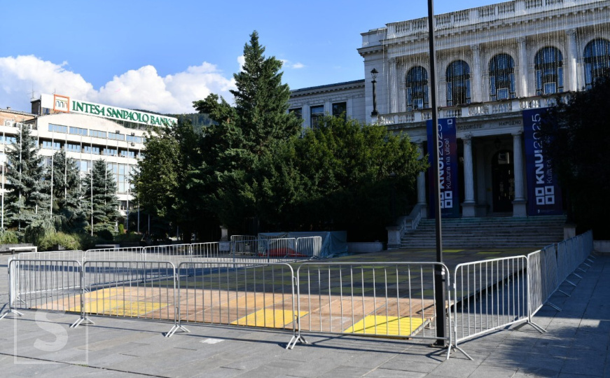 Počele pripreme za SFF: Pogledajte šta smo zabilježili ispred Narodnog pozorišta Sarajevo