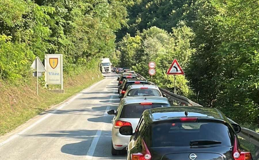 Nesreća kod Jajca: Učestvovali automobil i dva motocikla, saobraćaj obustavljen