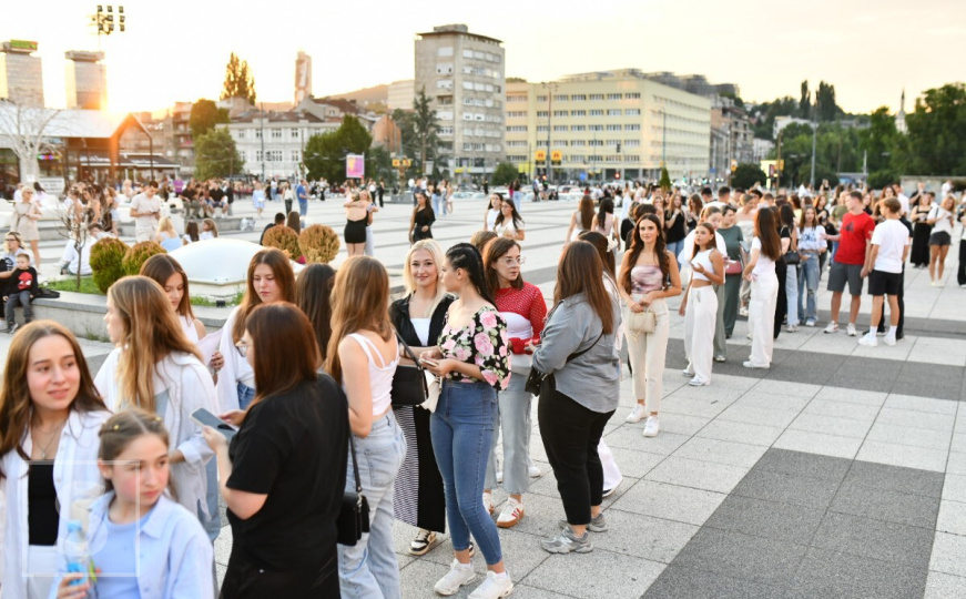 Velike gužve pred Skenderijom uoči koncerta Senidah: Pogledajte šta smo zabilježili
