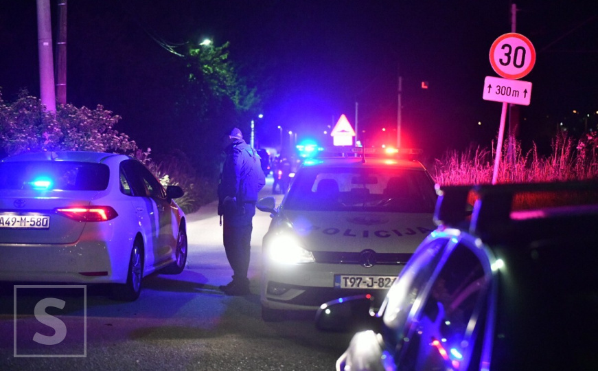 Teška nesreća u Sarajevu: Povrijeđeni prevezen na KUM, izvlačili ga vatrogasci