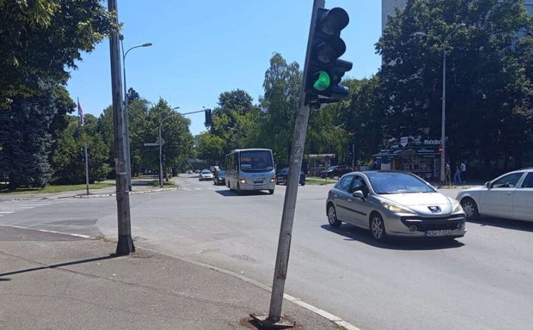 Saobraćajna slika iz centra Banje Luke: Nagnuti semafor zabrinuo vozače i pješake