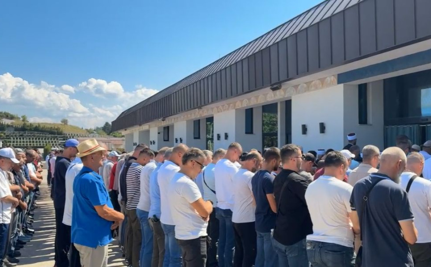 Na groblju Vlakovo: Klanjana dženaza tragično stradaloj doktorici Aidi Softić