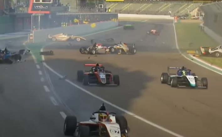 Katastrofa na startu: Masovni sudar 15 bolida prekinuo F4 utrku na Imoli