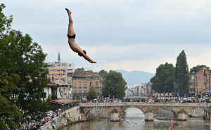 Sarajevo prkosi kiši: Manifestacija "Bentbaša Cliff Diving 2025" privukla veliki broj posjetitelja