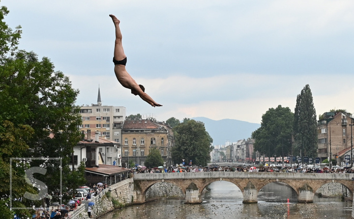 Sarajevo prkosi kiši: Manifestacija "Bentbaša Cliff Diving 2025" privukla veliki broj posjetitelja