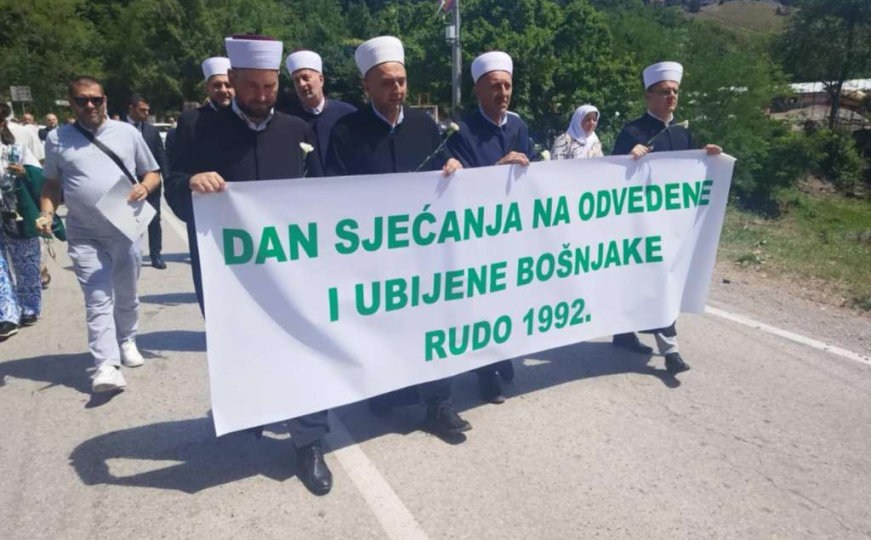 Dan sjećanja u Rudom: 101 ruža spuštena u Lim za ubijene Bošnjake