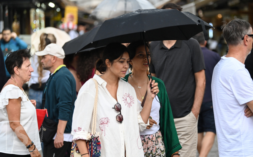 Kiša pala i u Sarajevu: Umjesto lepeza, kišobrani u šetnji gradom
