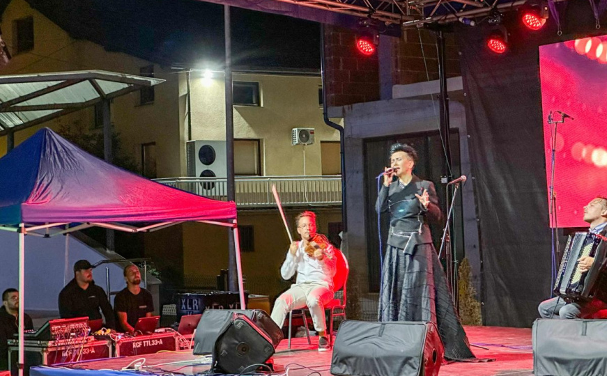 Dani dijaspore u Gornjem Vakufu-Uskoplju: Nastupili Amira Medunjanin i Edo Maajka