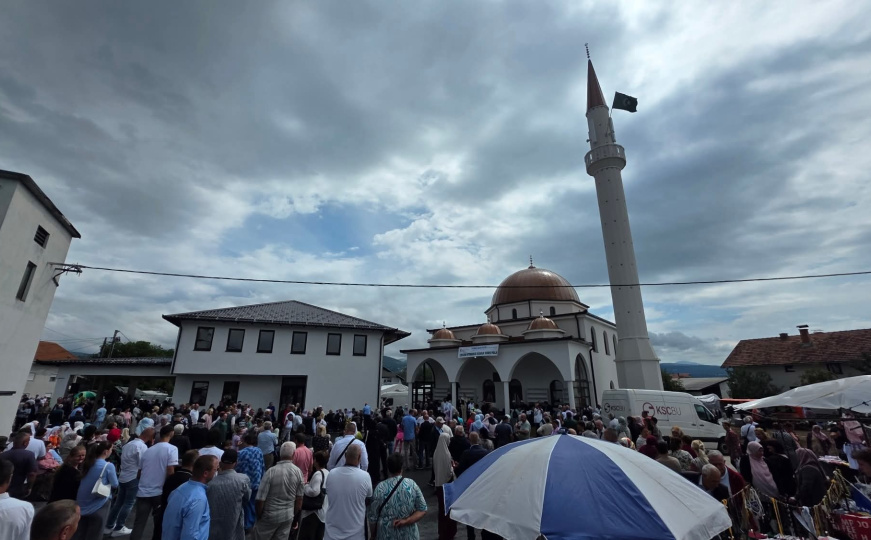 I ovo je BiH: Otvorena nova džamija u Bugojnu, komšija Hrvat ustupio parking vjernicima