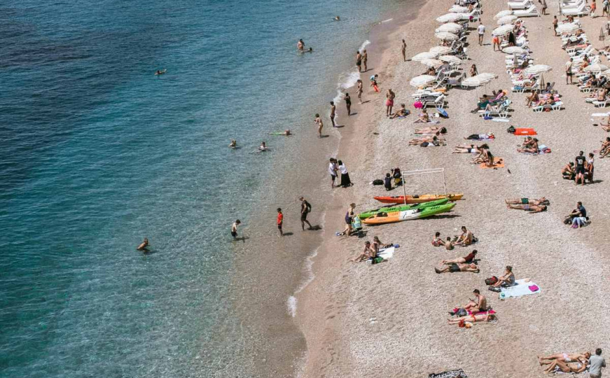 Ljetovanje pretvoreno u noćnu moru: Preko 100 ljudi zaraženo nakon kupanja u popularnom ljetovalištu