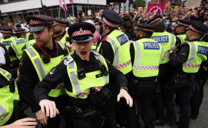 "Vratite ih kući": Veliki protesti u V. Britaniji protiv migranata, ljudi se sukobili na ulicama