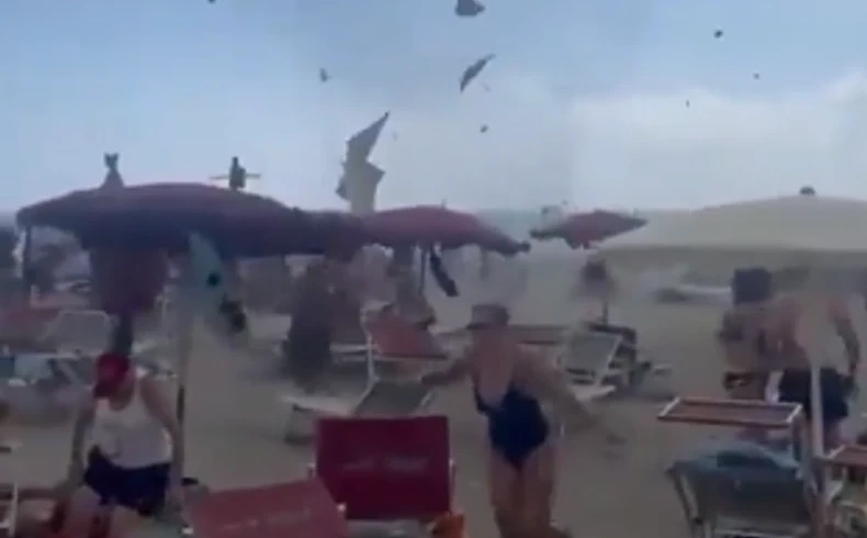 Tornado pogodio obalu Italije: Ljudi panično bježe sa plaže, ležaljke i suncobrani lete