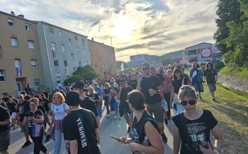 Uoči Thompsonovog koncerta u Sinju: Puštana pjesma koja slavi ustaške zločine, privedeno više osoba