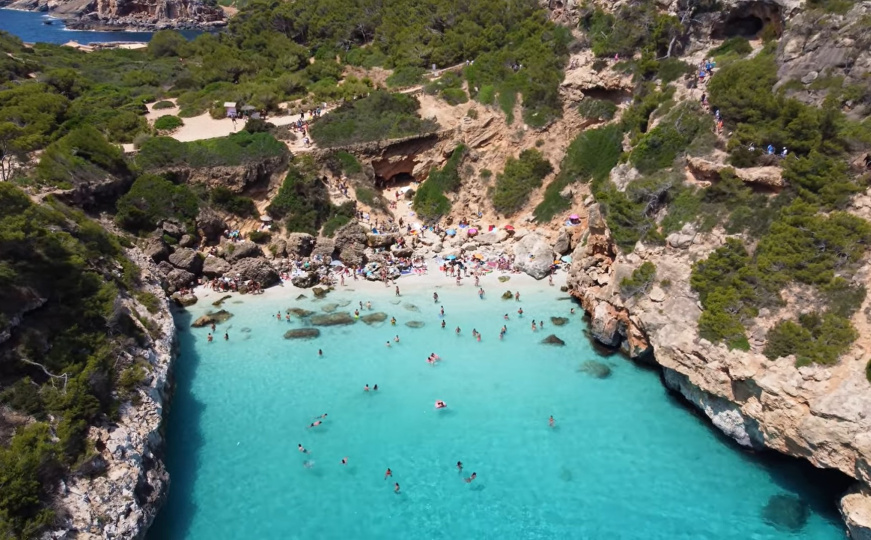 Influenseri uništili plažu na Majorki: Nekada 'skriveni raj' postao pretrpan turistima i smećem