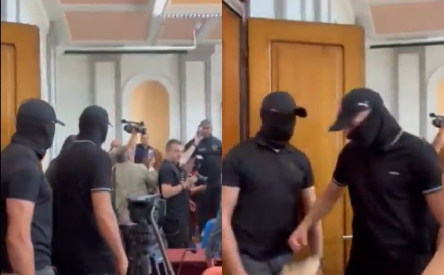 Neredi u Zaječaru: Muškarci s fantomkama upali u salu, studentkinja povrijeđena na protestima