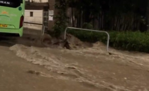 Bolnice zatvorene, letovi odgođeni: Hong Kong pogođen najjačim kišama u augustu još od 1884. godine