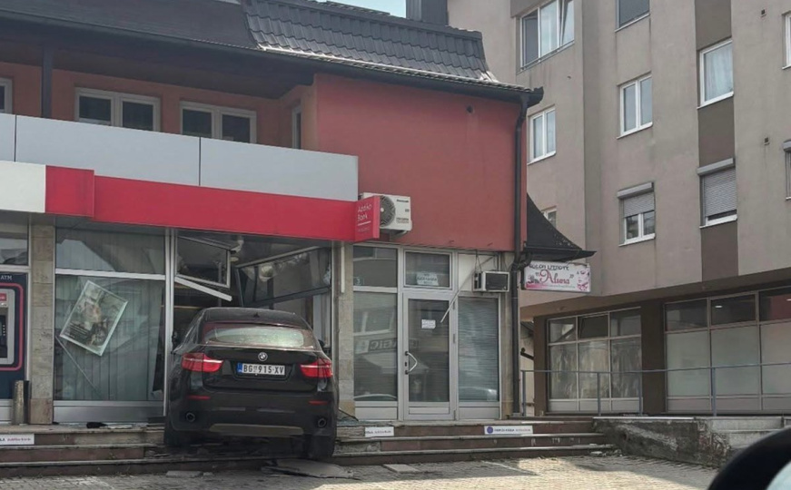 Nesvakidašnja nesreća u Tesliću: BMW-om uletio u banku
