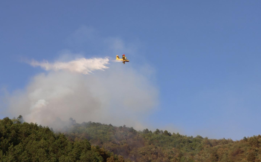 Veliki požar u Dalmaciji: Dignuti kanaderi, vatrogascima posao otežava bura