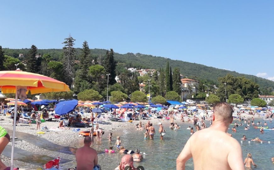 Grad na Jadranu puca po šavovima: Turisti preplavili grad, plaže zatrpane, cijene paprene