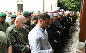Stotine ljudi u tišini ispratile komandanta Emina Švrakića: Klanjana dženaza i obavljen ukop