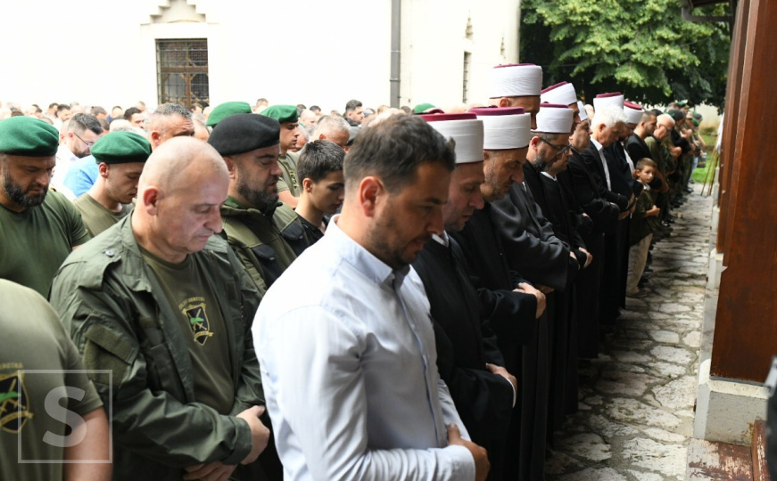Stotine ljudi u tišini ispratile komandanta Emina Švrakića: Klanjana dženaza i obavljen ukop