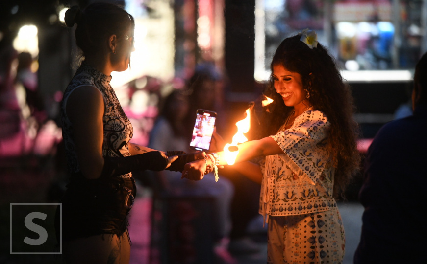 Vatra, muzika i oduševljenje: Performans na ulicama Sarajeva kakav se ne viđa svaki dan