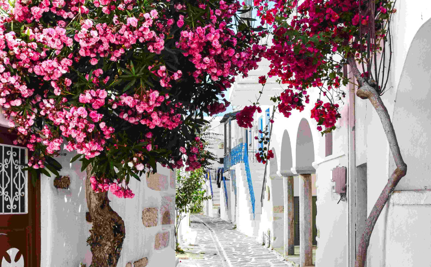 Želite posjetiti Santorini, ali ste ograničeni budžetom? Ovaj biser Grčke nudi istu morsku idilu