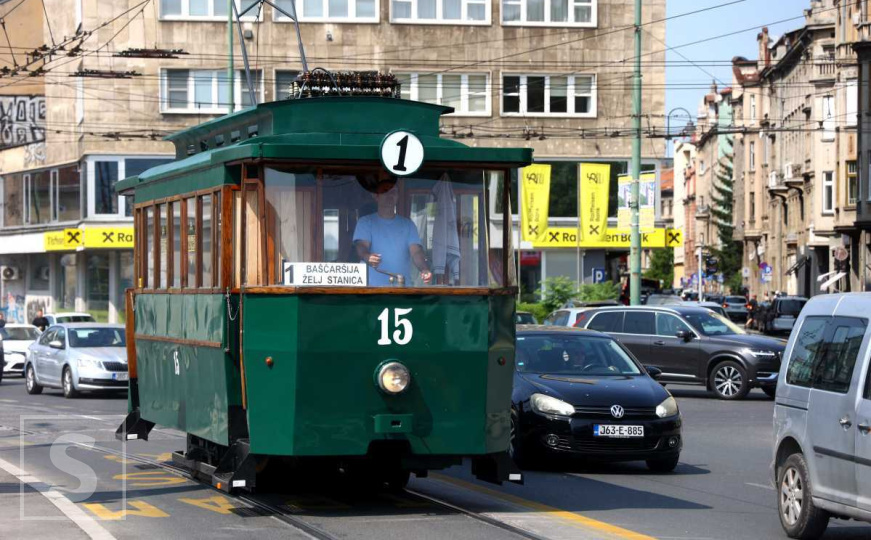 Prvi električni tramvaj vratio se na šine u Sarajevu: Pitali smo i turiste i građane kakva je vožnja