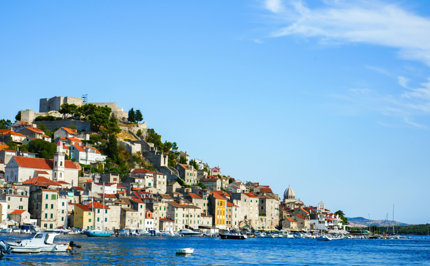 Ovaj grad u Dalmaciji nudi povoljan smještaj i užitak po pristupačnim cijenama
