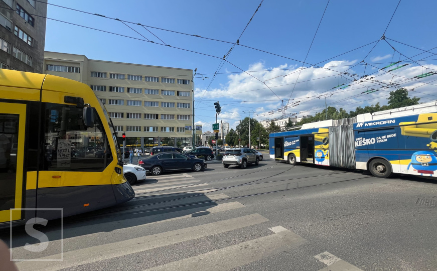 Saobraćajni kolaps u centru Sarajeva: Trolejbus se zaustavio na raskrsnici, ne rade tramvaji
