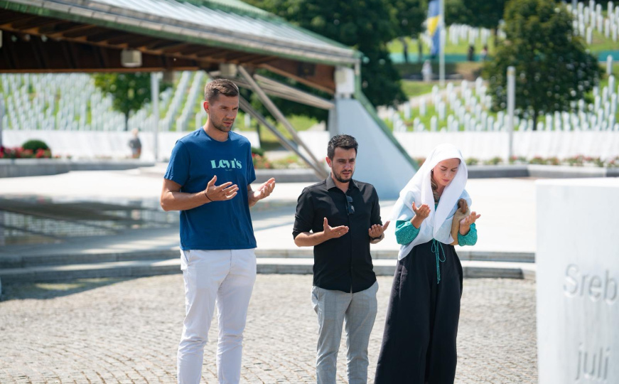 Tamo gdje je sve počelo: Bh. košarkaš Emir Sulejmanović posjetio MC Srebrenica sa porodicom