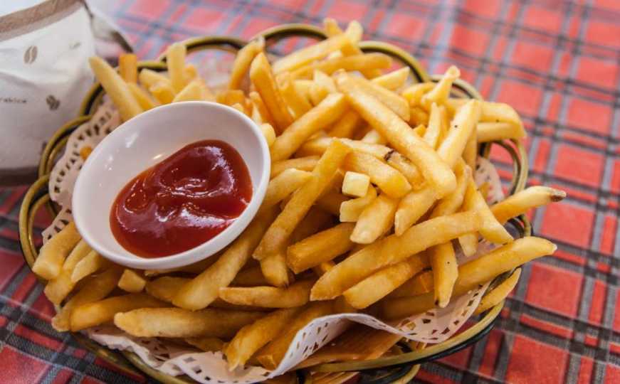 Hrskav spolja, mekan iznutra: Poznati kuhar otrkio trik za najhrskaviji pomfrit koji ste ikada jeli