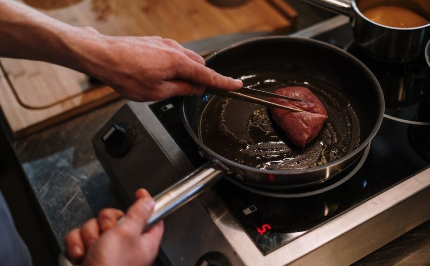 Prestanite koristiti maslinovo ulje i puter u pripremi odreska: Evo šta je najbolje rješenje