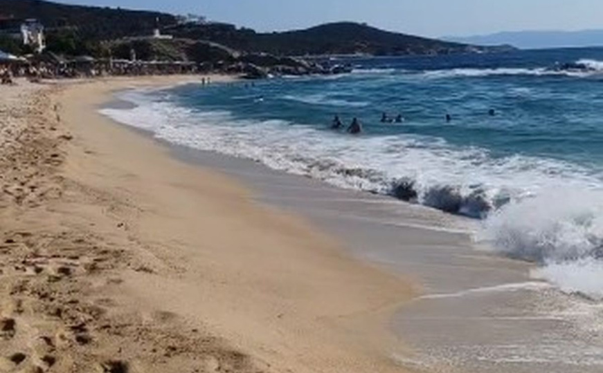 Gomila turista se kupa na "plaži smrti" u Grčkoj: Vlasti izdale upozorenje, "ne radite to"