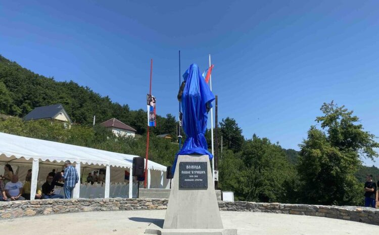 Berane: Mještani uklonili spomenik ratnom zločincu Pavlu Đurišiću