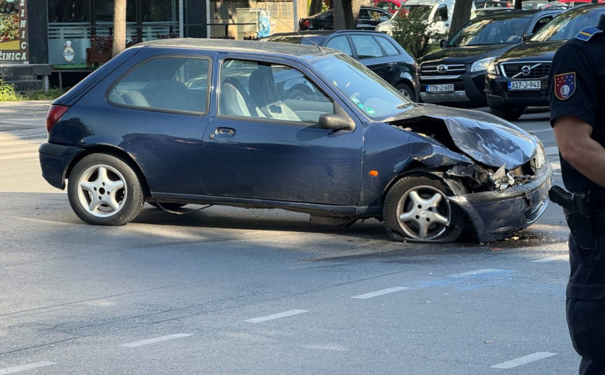 Saobraćajna nesreća na Grbavici: Pričinjena velika materijalna šteta na automobilima