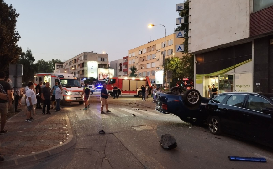 Teška nesreća u centru Banje Luke: Dva vozila se prevrnula. Hitna, vatrogasci i policija na terenu