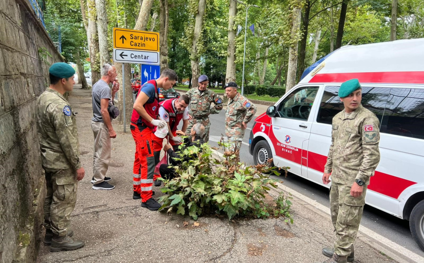 Brza reakcija vojnika EUFOR-a na ulicama BiH: Pomogli starijem muškarcu nakon pada s bicikla