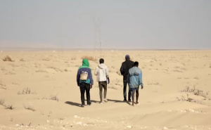 Reportaža otkriva mračne tajne tretmana migranata: Ostavljaju ih u pustinji, bez hrane i vode