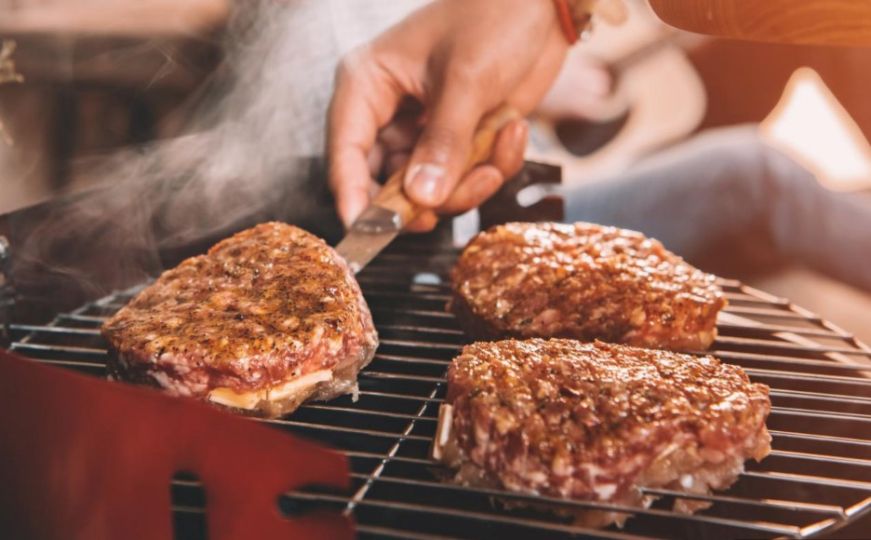 Poznati kuhar otkriva: Najčešće greške koje se pravre pri pripremi burgera na roštilju