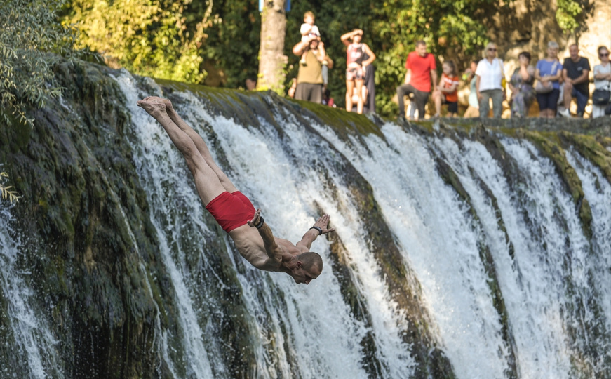 Sjajni prizori: Jubilarni 10. skokovi s vodopada u Jajcu oduševili posjetioce