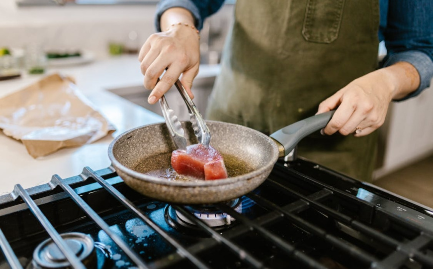 Odličan trik: Kako da provjerite da li je ulje dovoljno vruće za prženje mesa