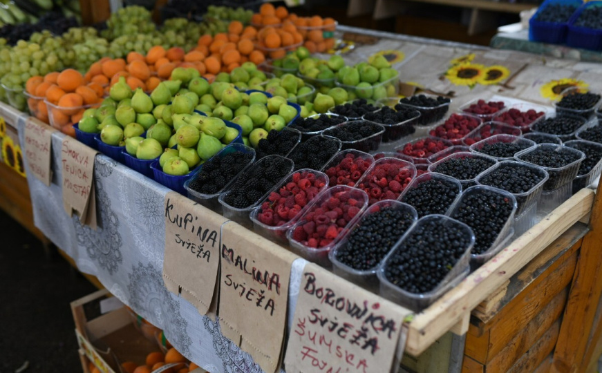 Sezonsko voće na sarajevskoj pijaci: Provjerili smo cijene, pogledajte šta možete kupiti i za koliko