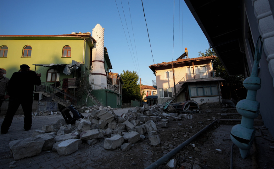 Zemljotres u Turskoj: Jedna osoba poginula, a desetine povrijeđenih. Više zgrada srušeno