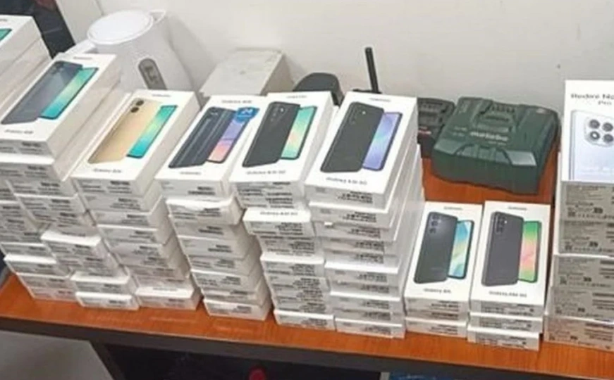 Bosanac uhvaćen s krijumčarenim mobitelima: Zaplijenjeno 384 Samsung i iPhone uređaja