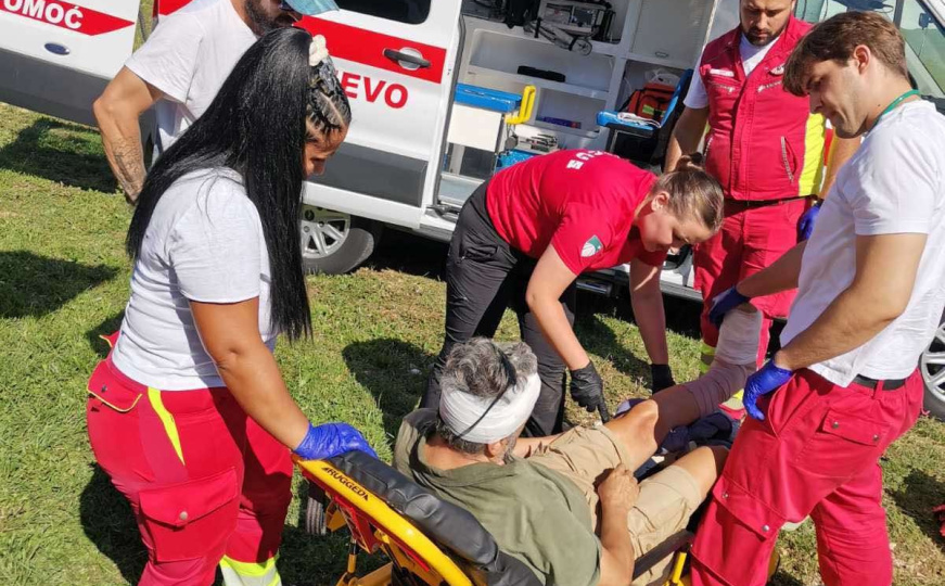 Uspješna akcija na Bjelašnici: Spasioci GSS-a zbrinuli povrijeđenog vozača paraglajdera