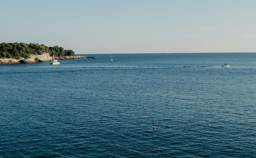 Kupači uznemireni zbog stanja na hrvatskoj plaži: U moru plivaju fekalije i bijela prljava pjena