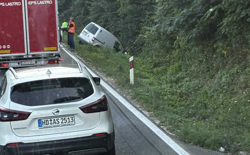 Nesreća kod Zenice: Vozilo sletilo sa ceste